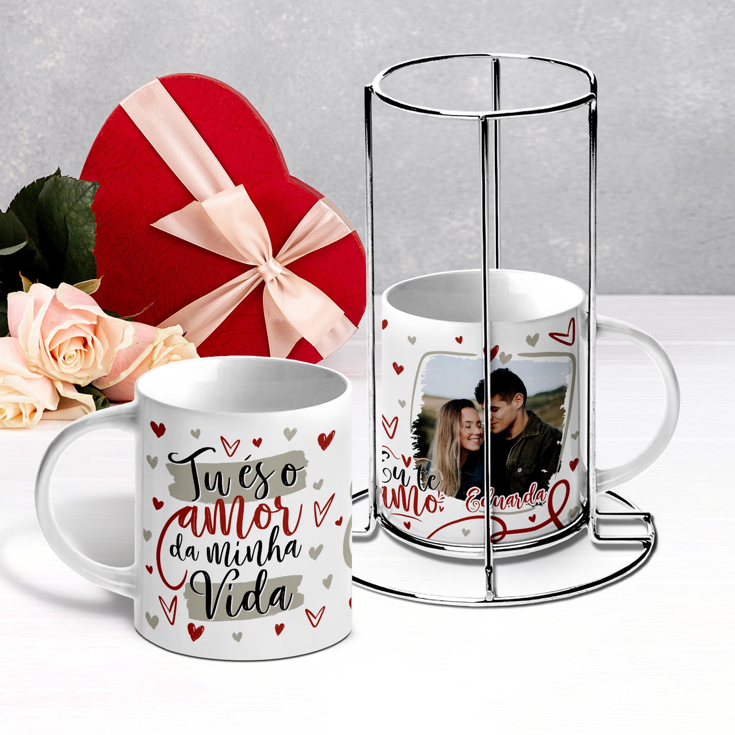 Conjunto 2 canecas com suporte "Tu és o amor da minha vida"