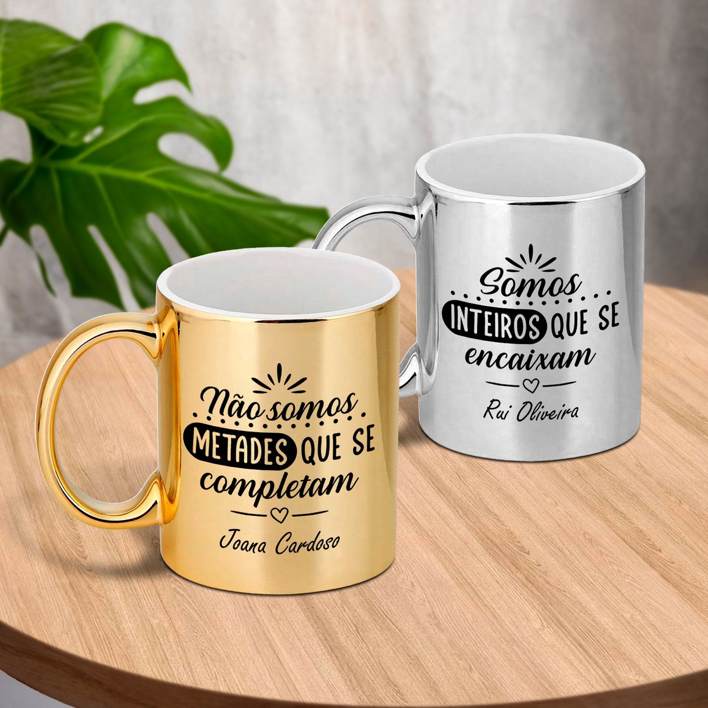 Conjunto 2 canecas cromadas "Inteiros que se encaixam"
