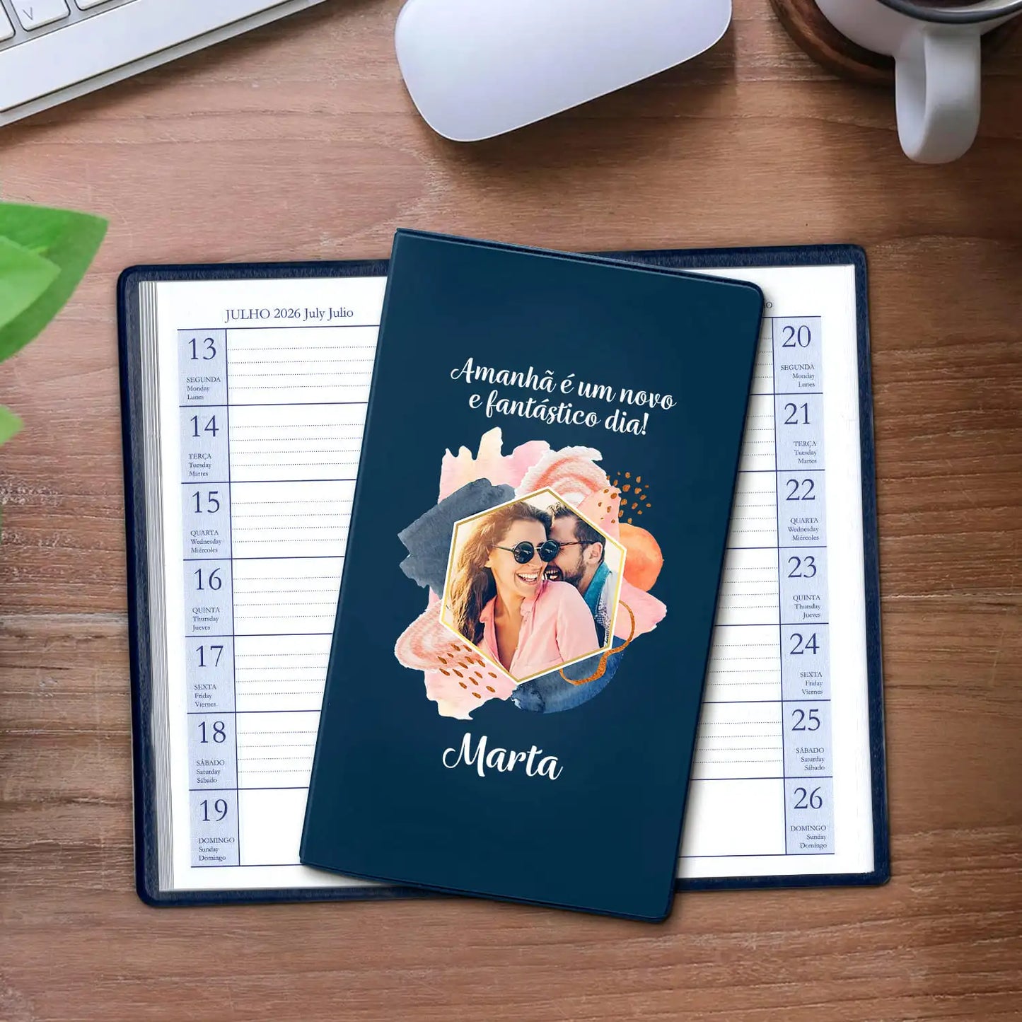 Agenda de bolso 2026 personalizada com frase, fotografia e nome. Capa em PVC, formato A6.