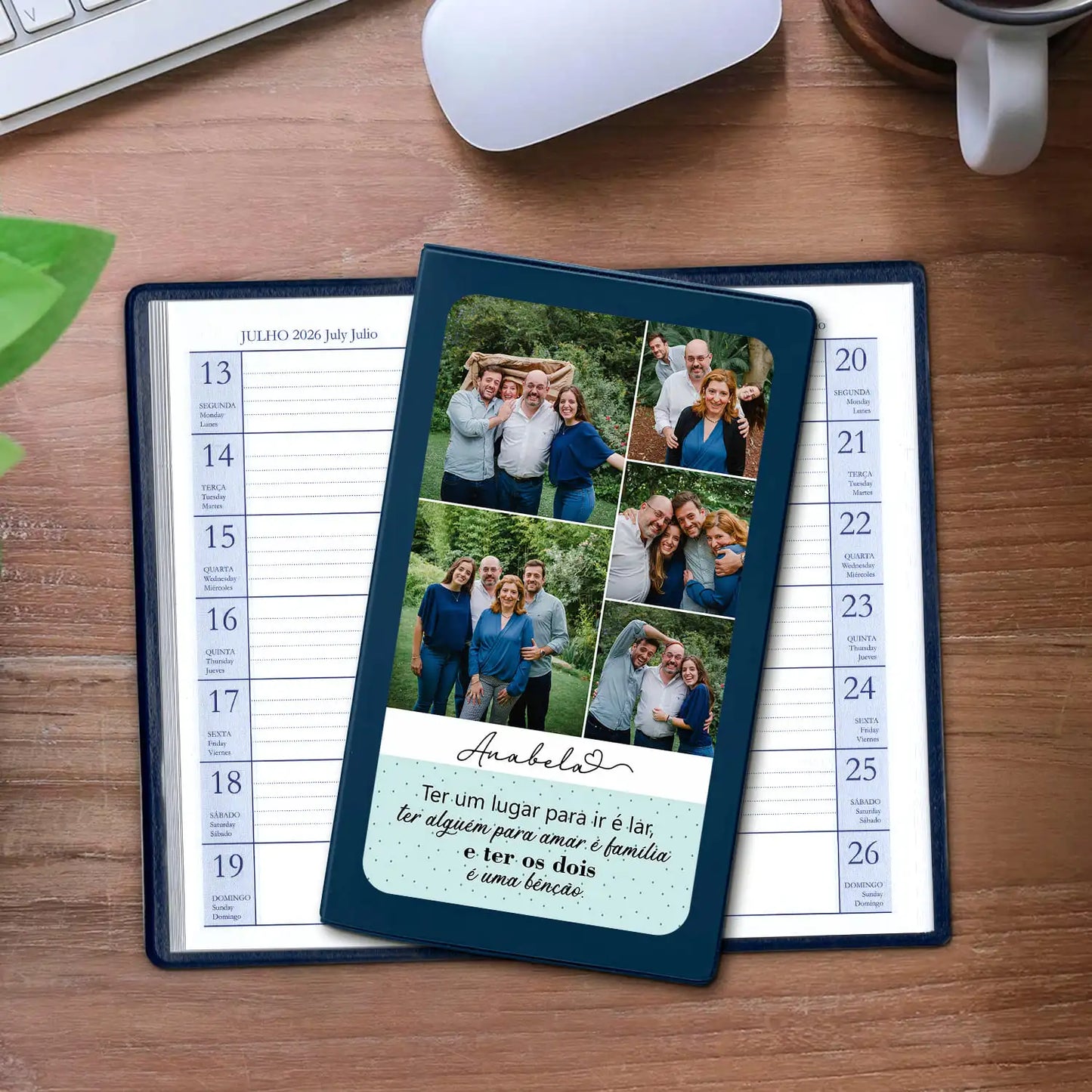 Agenda de bolso 2026 personalizada com fotografias, nome e frase. Capa em PVC, formato A6.