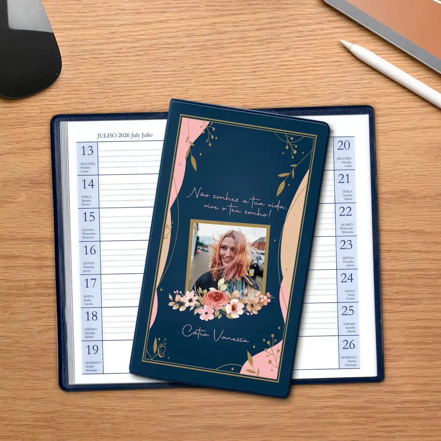 Agenda de bolso 2026 personalizada com frase, fotografia e nome. Capa em PVC, formato A6.