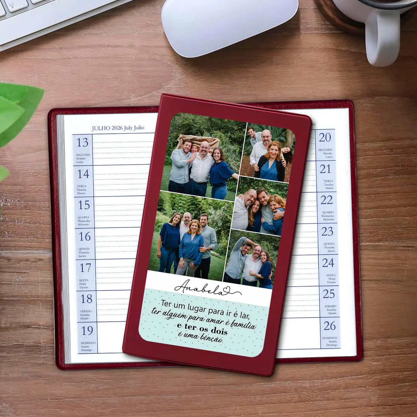 Agenda de bolso 2026 personalizada com fotografias, nome e frase. Capa em PVC, formato A6.