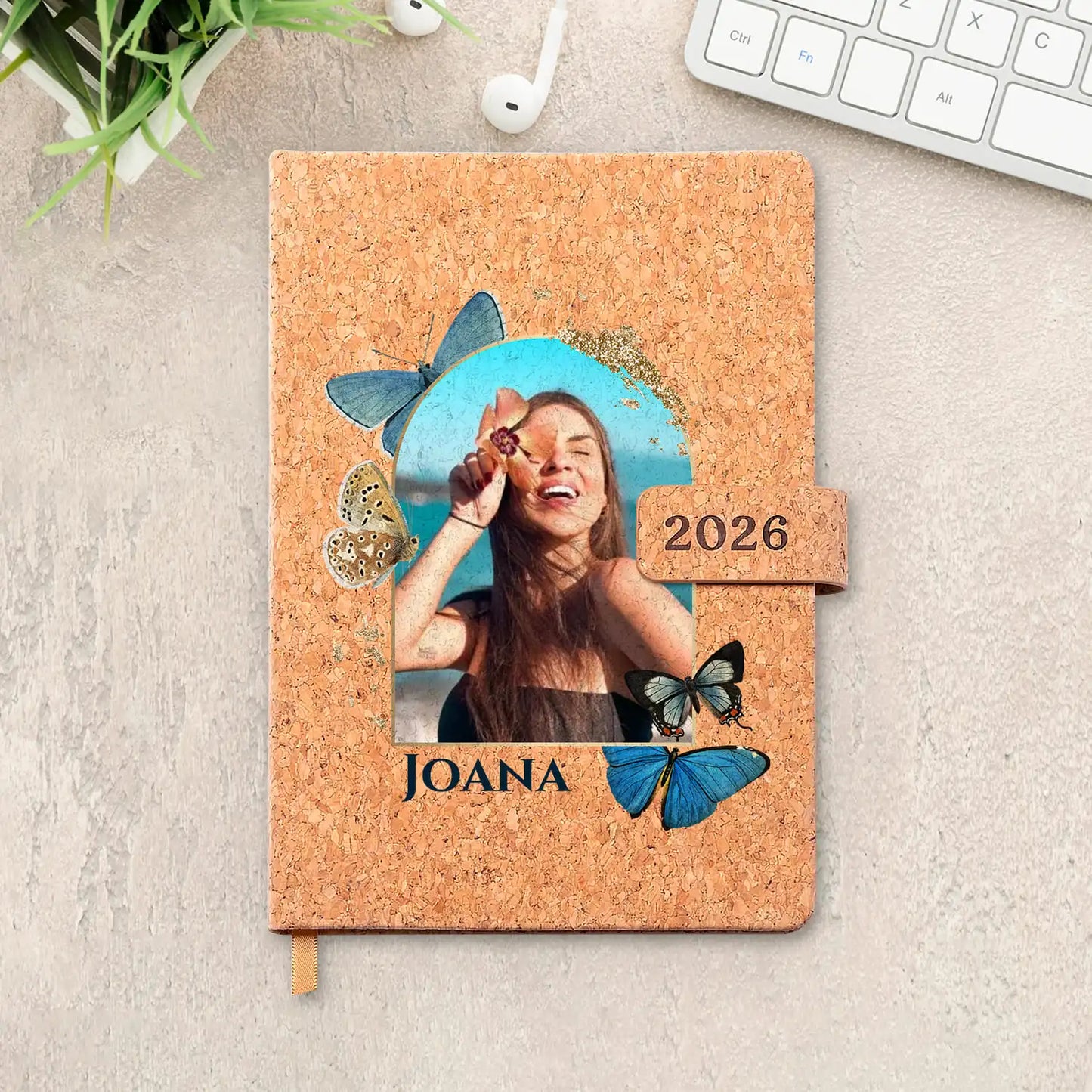 Agenda diária 2026 personalizada com fotografia e nome. Capa em cortiça com fecho magnético, formato A5.