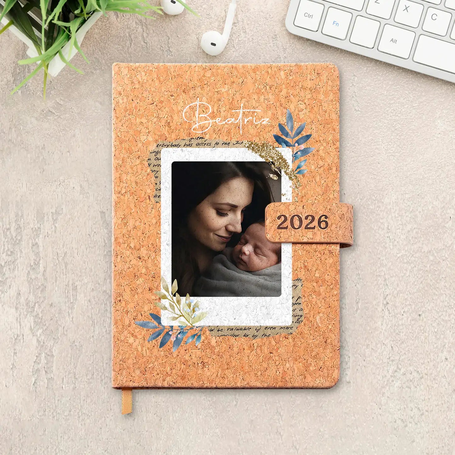 Agenda diária 2026 personalizada com nome e fotografia. Capa em cortiça com fecho magnético, formato A5.