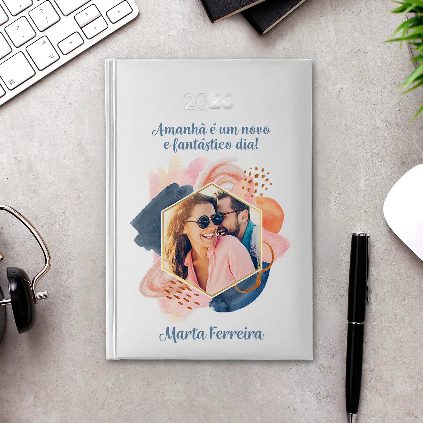 Agenda diária 2026 personalizada com frase, fotografia e nome. Capa rígida PU, formato A5.