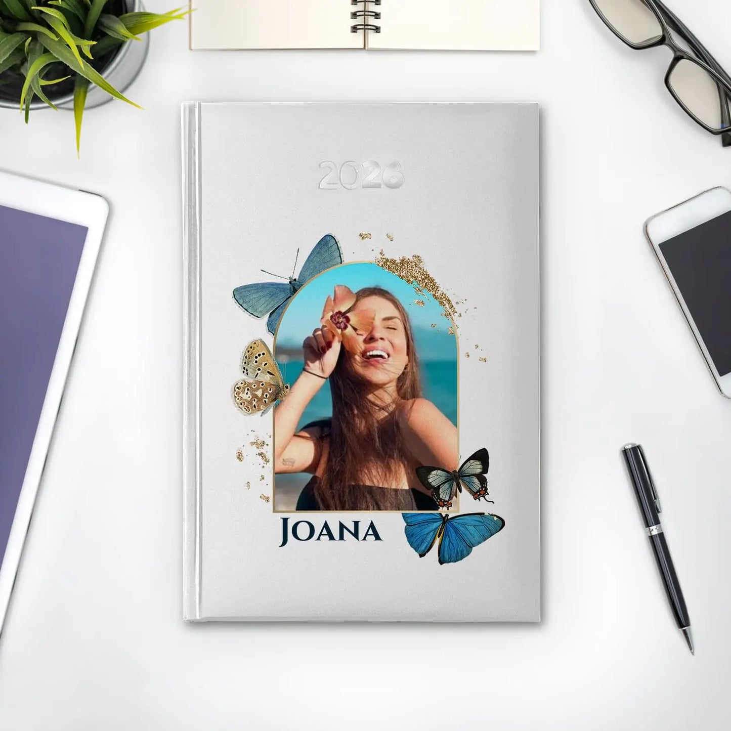Agenda diária 2026 personalizada com fotografia e nome. Capa rígida PU, formato A5.