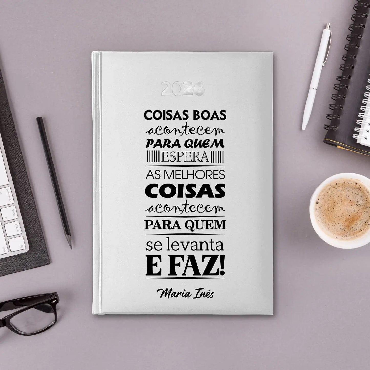 Agenda diária 2026 personalizada com nome. Capa rígida PU, formato A5.