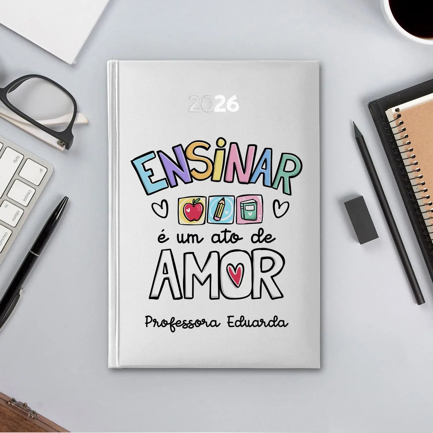 Agenda diária 2026 personalizada com profissão e nome. Capa rígida PU, formato A5.