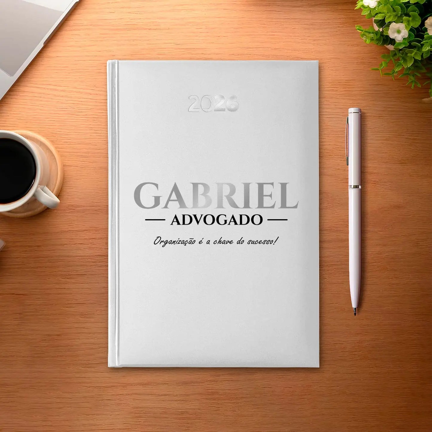 Agenda diária 2026 personalizada com nome, profissão e frase. Capa rígida PU, formato A5.