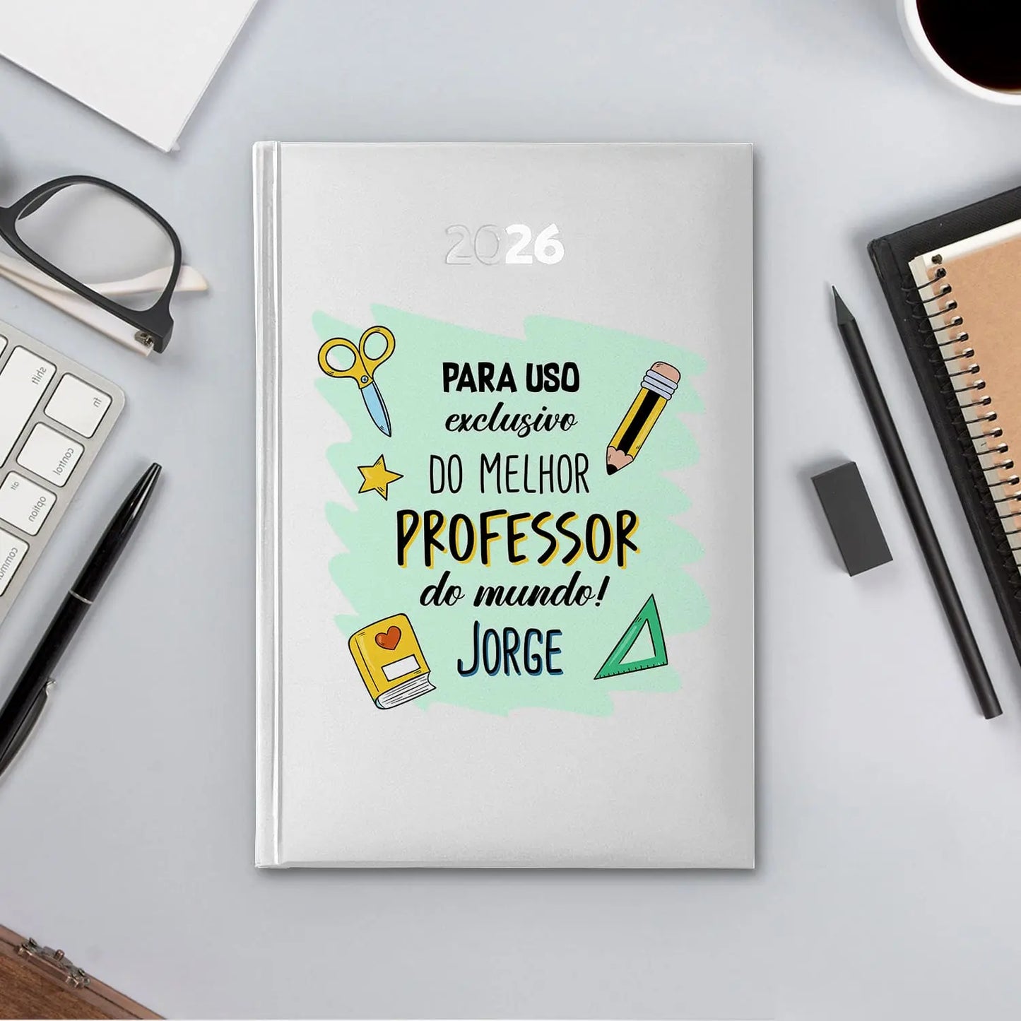 Agenda diária 2026 personalizada com profissão e nome. Capa rígida PU, formato A5.