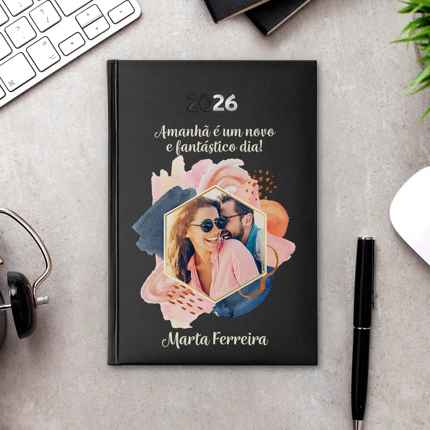 Agenda diária 2026 personalizada com frase, fotografia e nome. Capa rígida PU, formato A5.