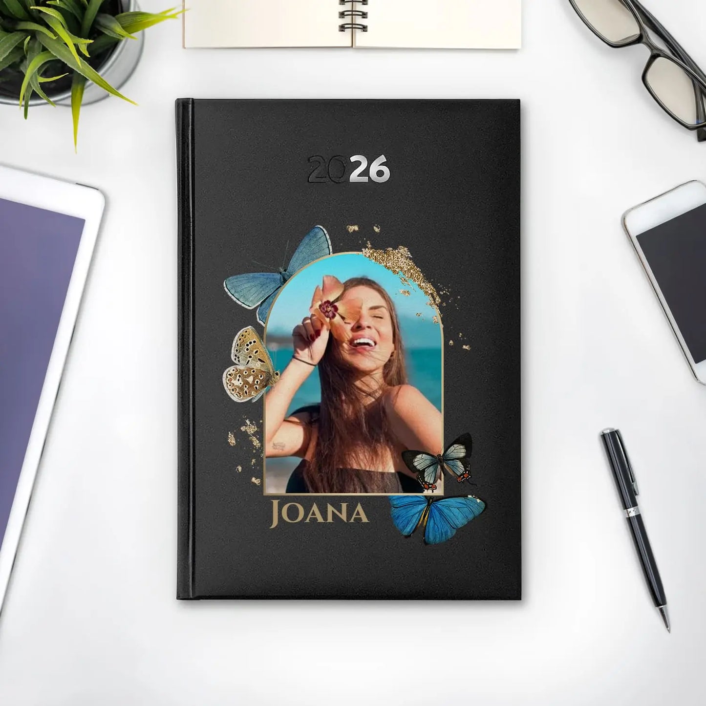 Agenda diária 2026 personalizada com fotografia e nome. Capa rígida PU, formato A5.