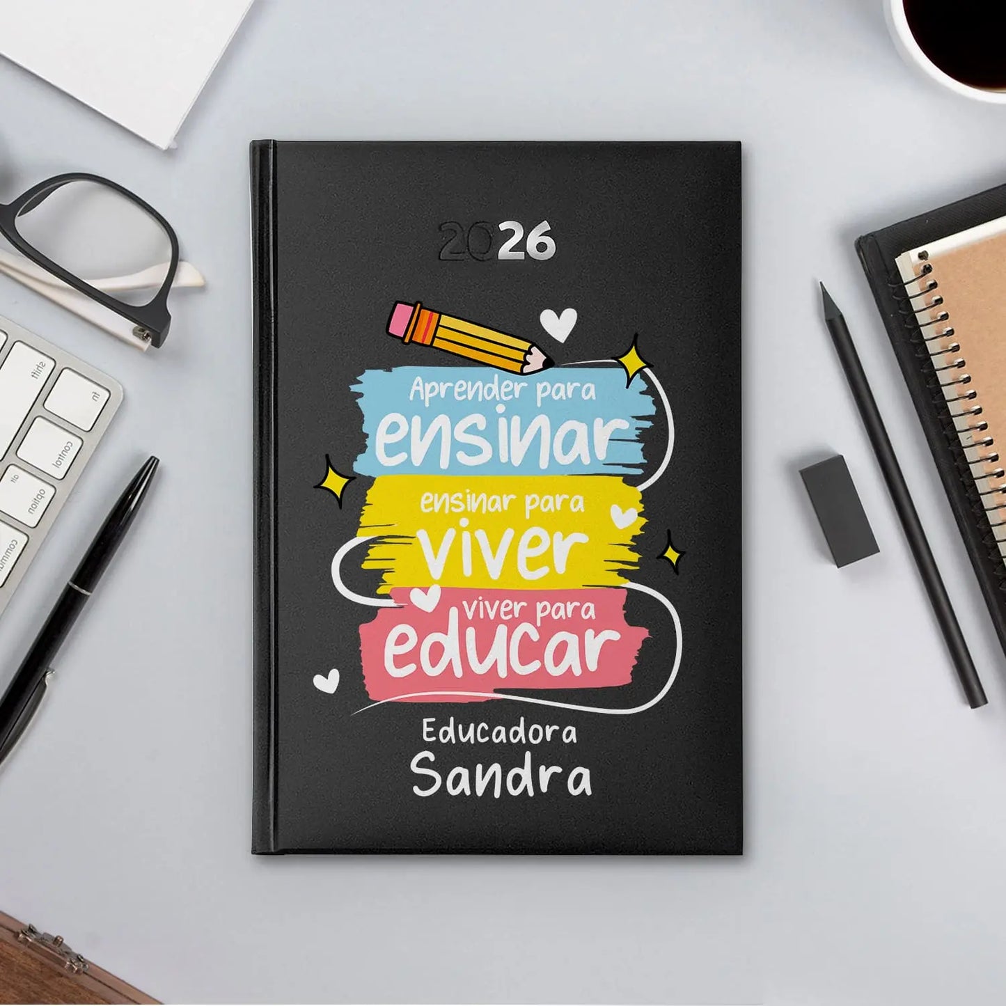 Agenda diária 2026 personalizada com profissão e nome. Capa rígida PU, formato A5.