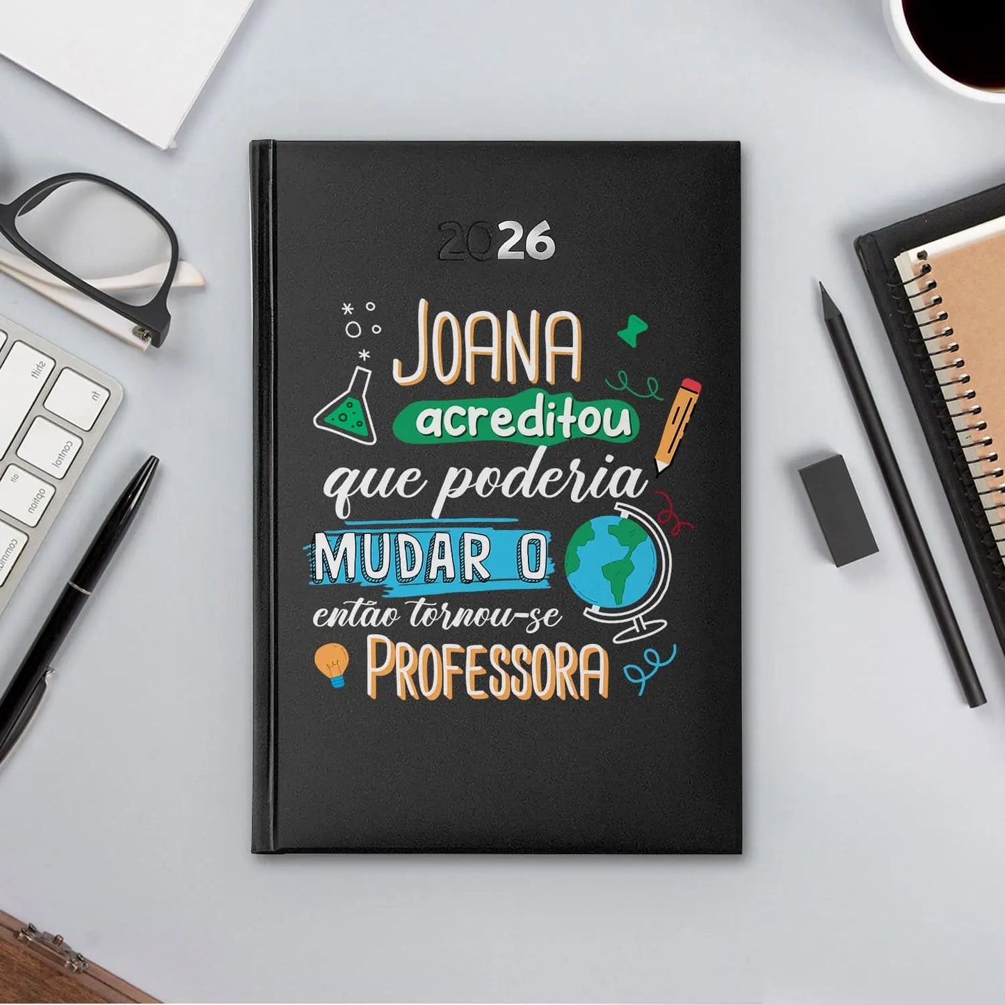 Agenda diária 2026 personalizada com nome e profissão. Capa rígida PU, formato A5.