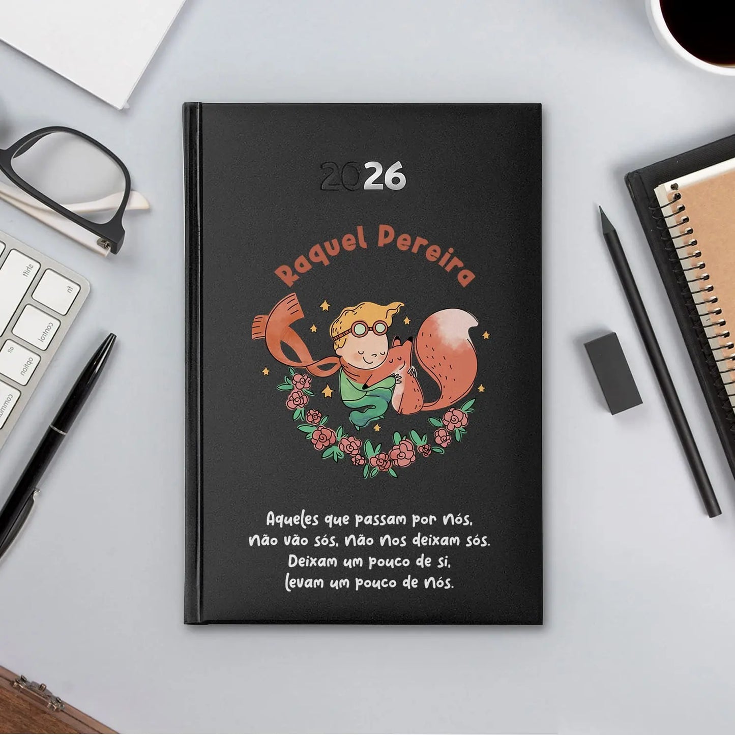 Agenda diária 2026 personalizada com nome e frase. Capa rígida PU, formato A5.