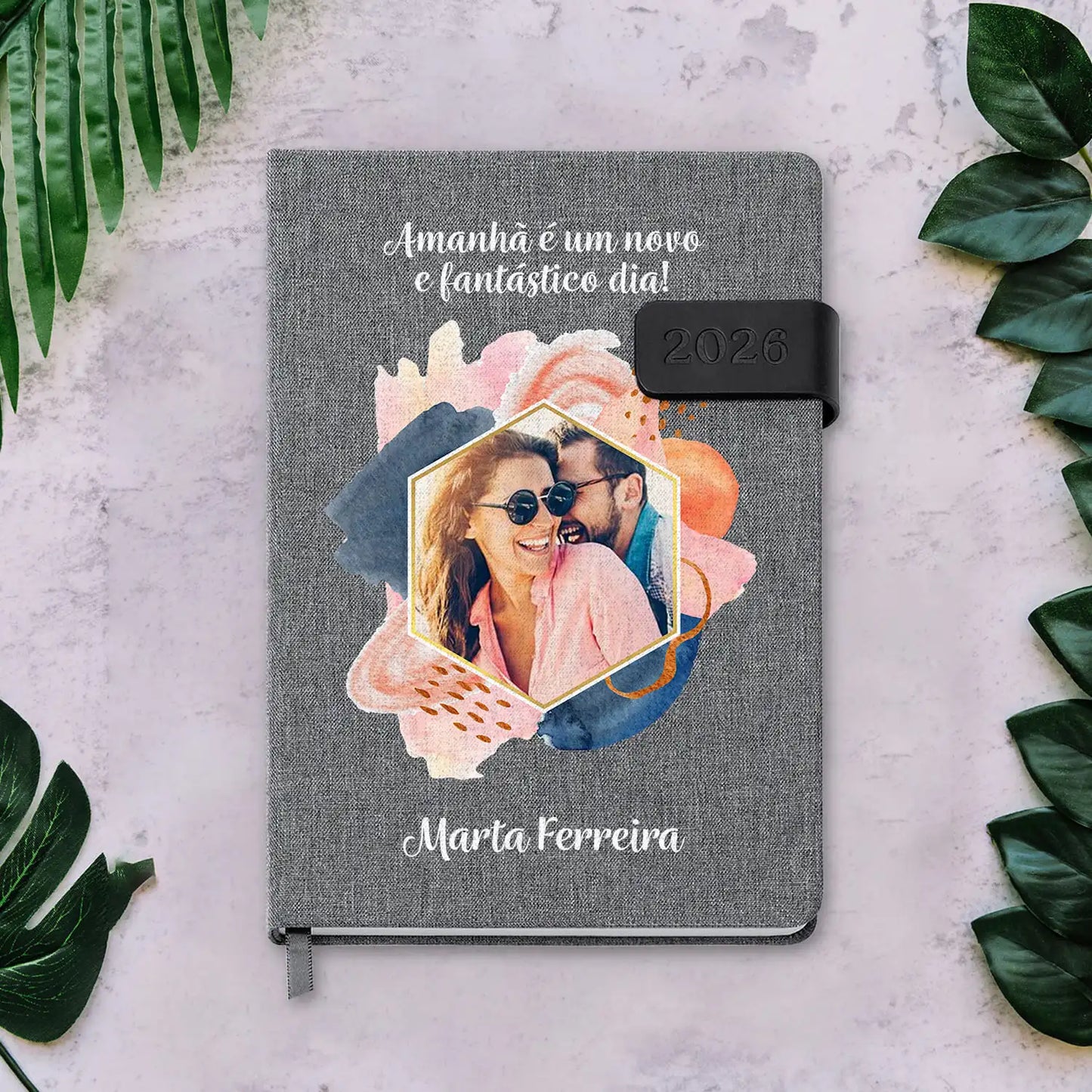 Agenda diária 2026 personalizada com frase, fotografia e nome. Capa em tecido com fecho magnético, formato A5.
