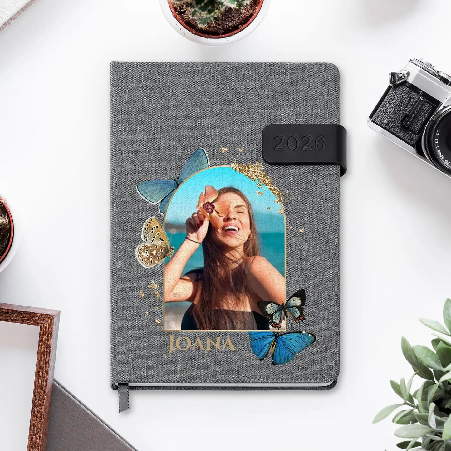 Agenda diária 2026 personalizada com nome e fotografia. Capa em tecido com fecho magnético, formato A5.