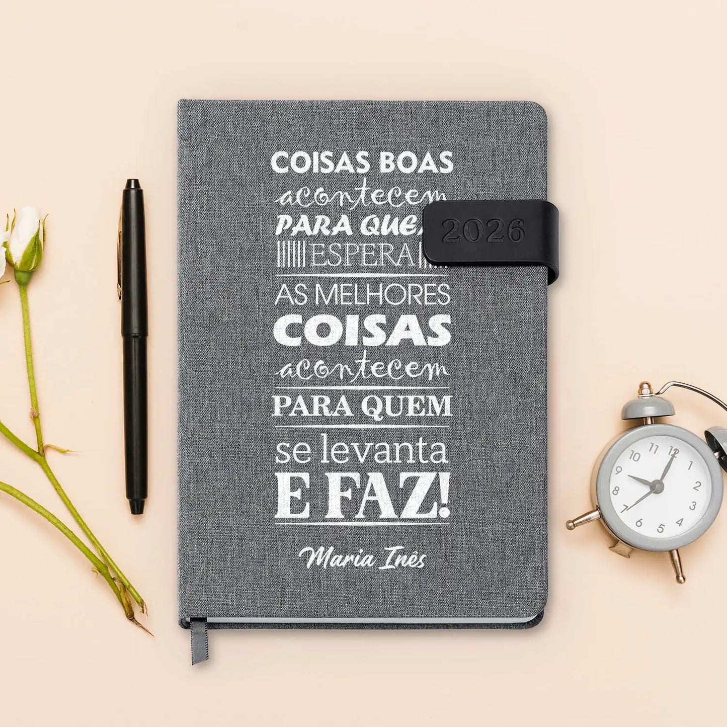 Agenda diária 2026 personalizada com nome. Capa em tecido com fecho magnético, formato A5.
