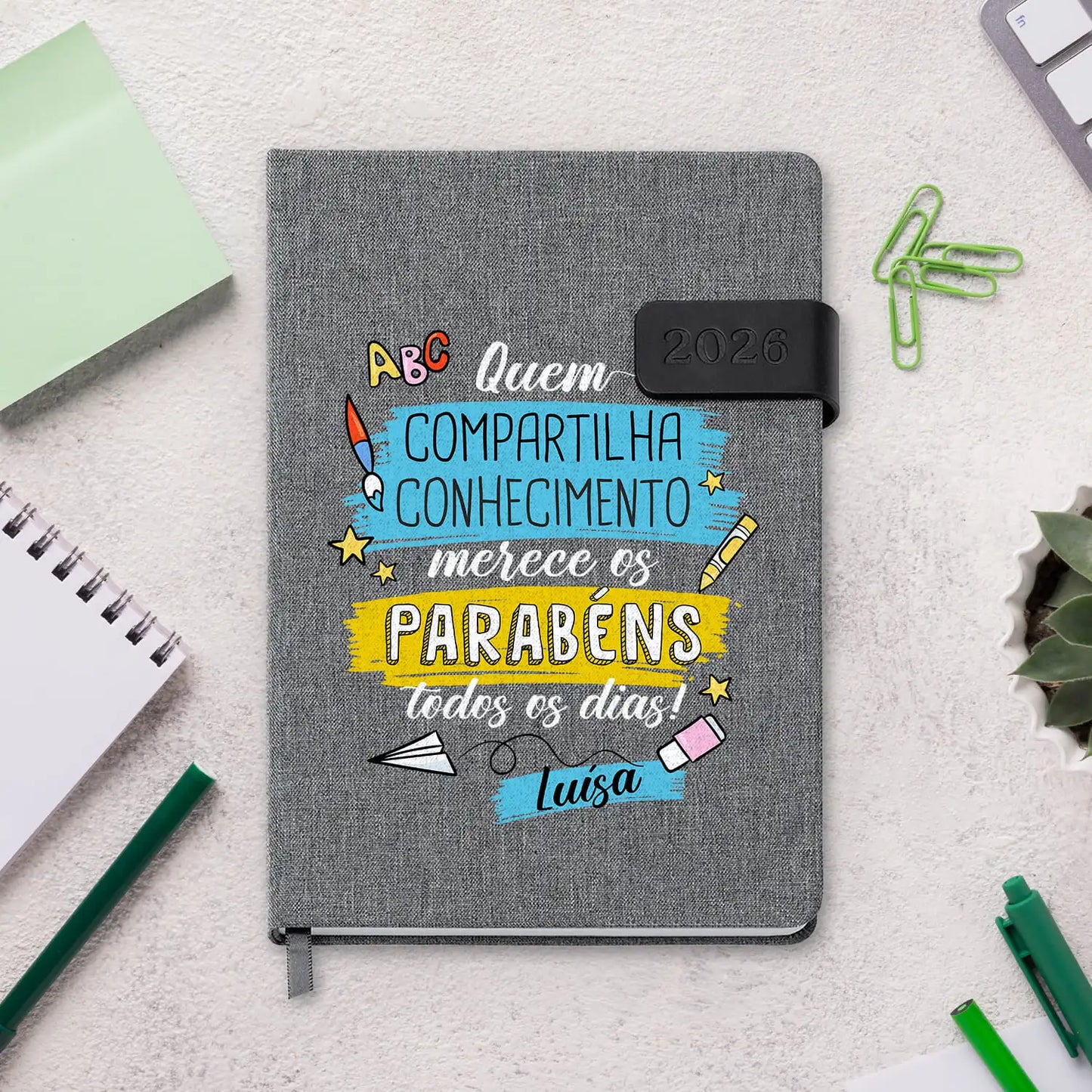 Agenda diária 2026 personalizada com nome. Capa em tecido com fecho magnético, formato A5.
