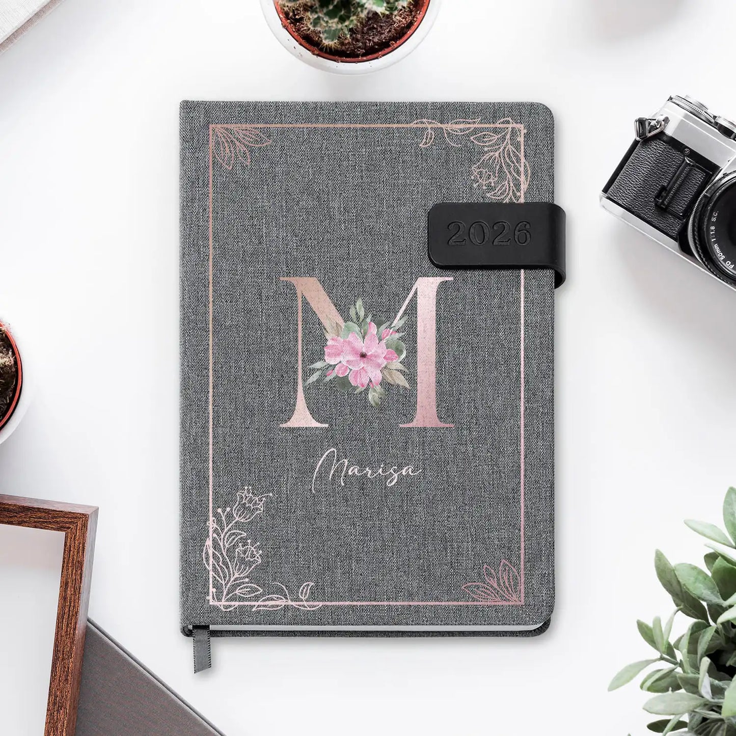 Agenda diária 2026 personalizada com nome. Capa em tecido com fecho magnético, formato A5.