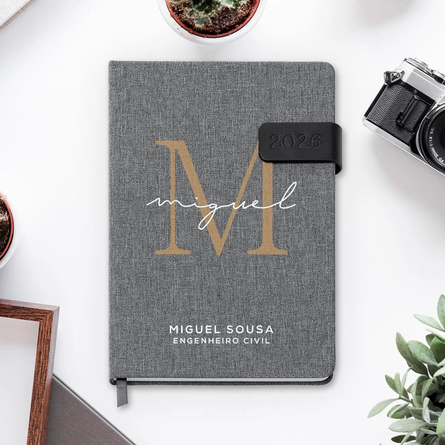 Agenda diária 2026 personalizada com nome. Capa em tecido com fecho magnético, formato A5.