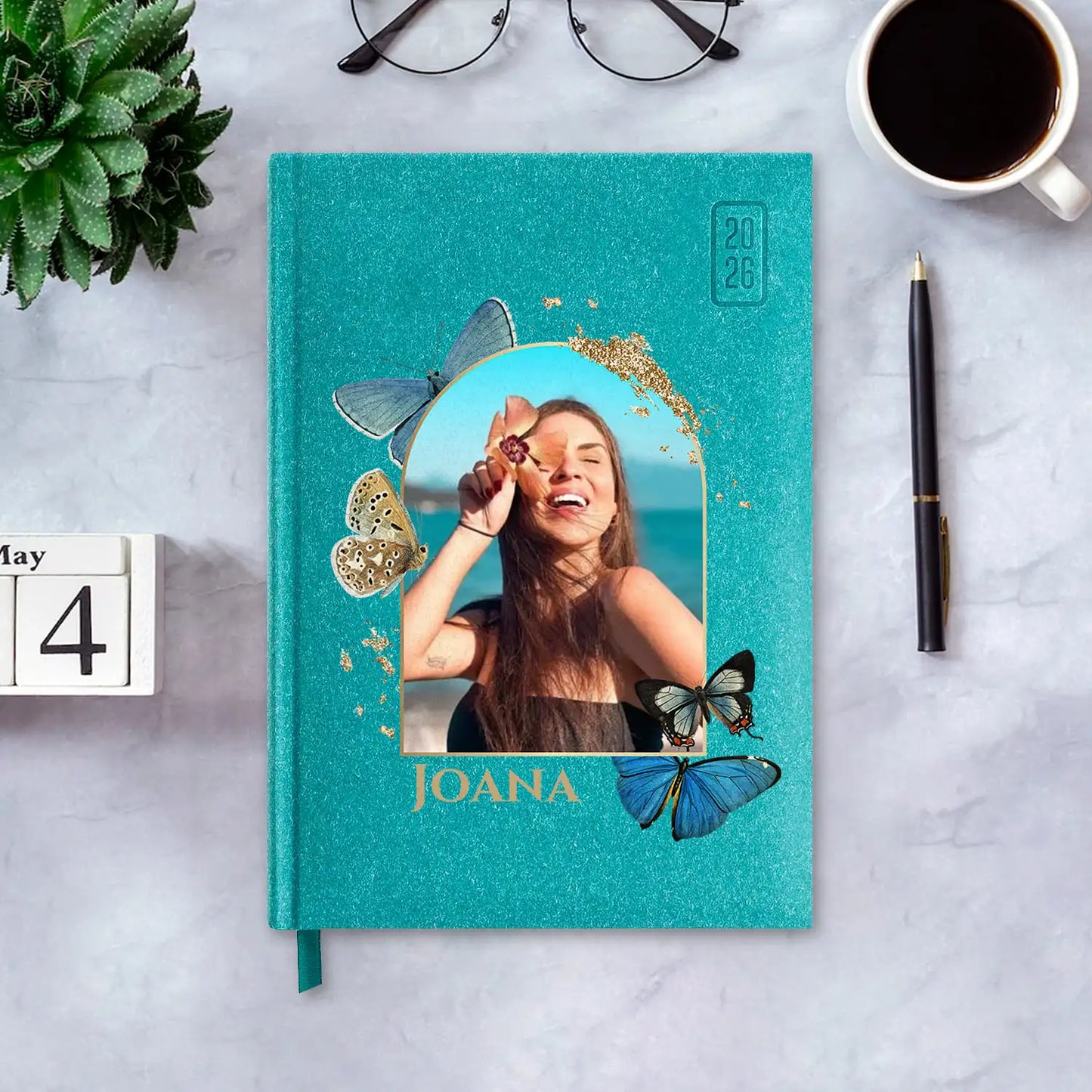 Agenda diária 2026 personalizada com fotografia e nome. Capa rígida em papel craft, formato A5.
