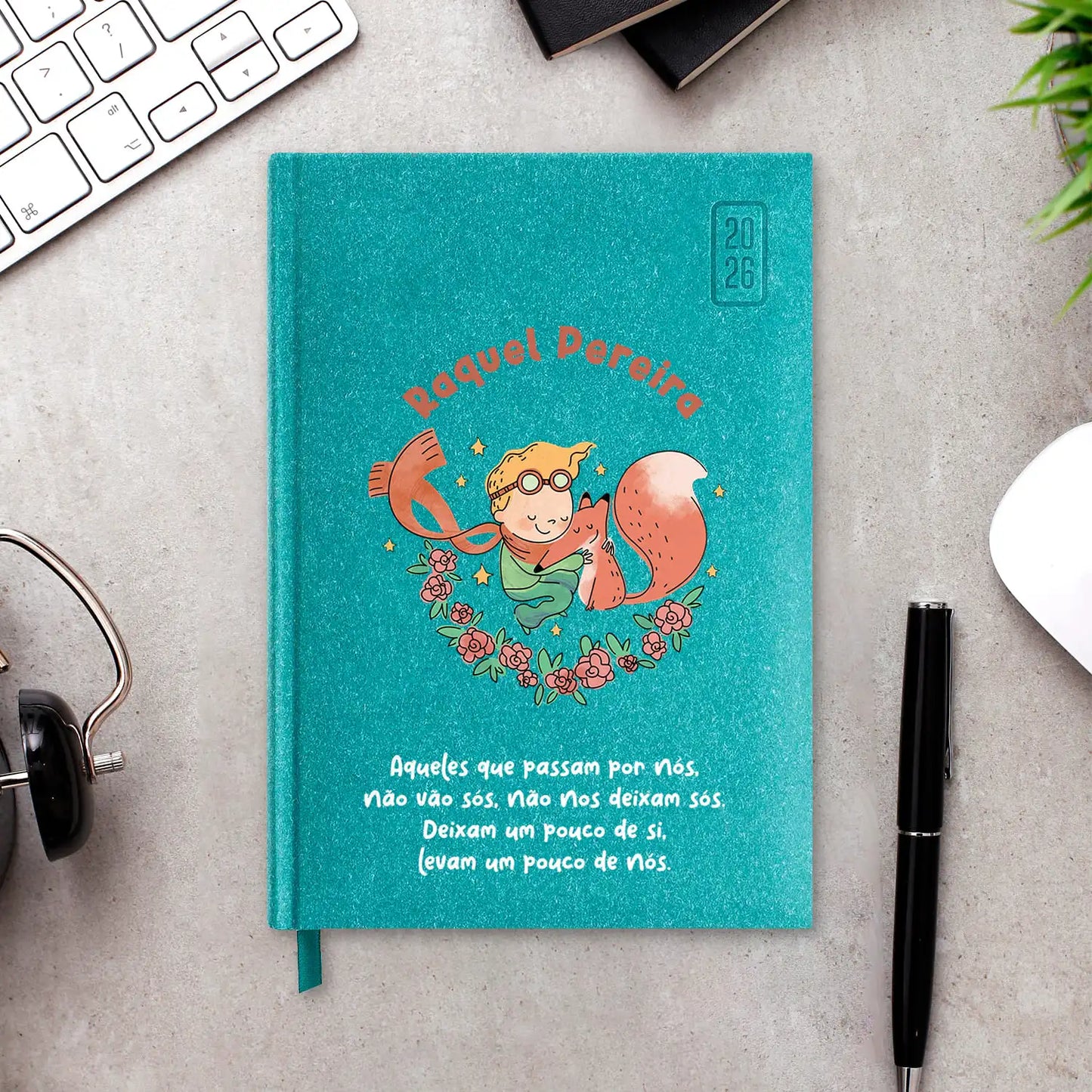 Agenda diária 2026 personalizada com nome e frase. Capa rígida em papel craft, formato A5.