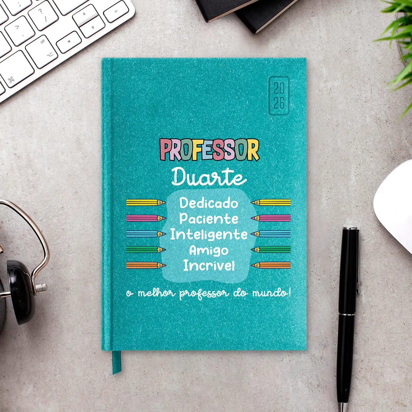 Agenda diária 2026 personalizada com nome. Capa rígida em papel craft, formato A5.