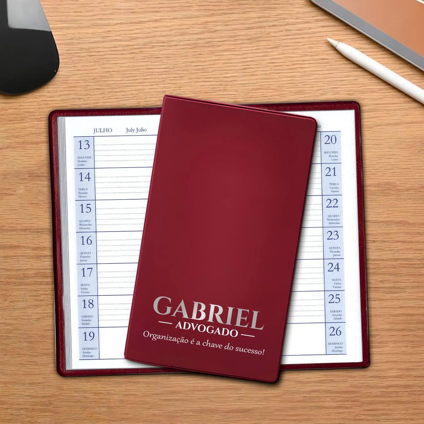 Agenda de bolso 2027 personalizada com nome, profissão e frase. Capa em PVC, formato A6.