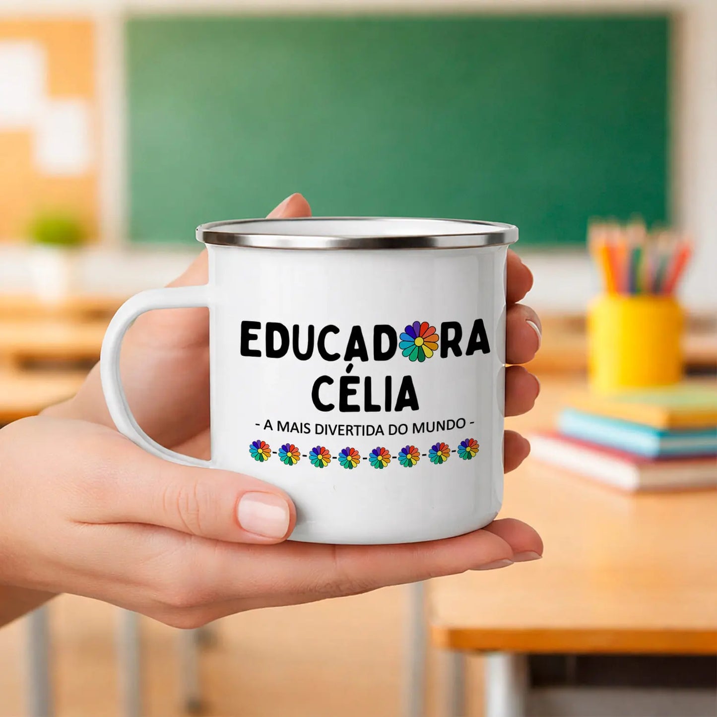 caneca de esmalte educadora personalizada com nome e frase