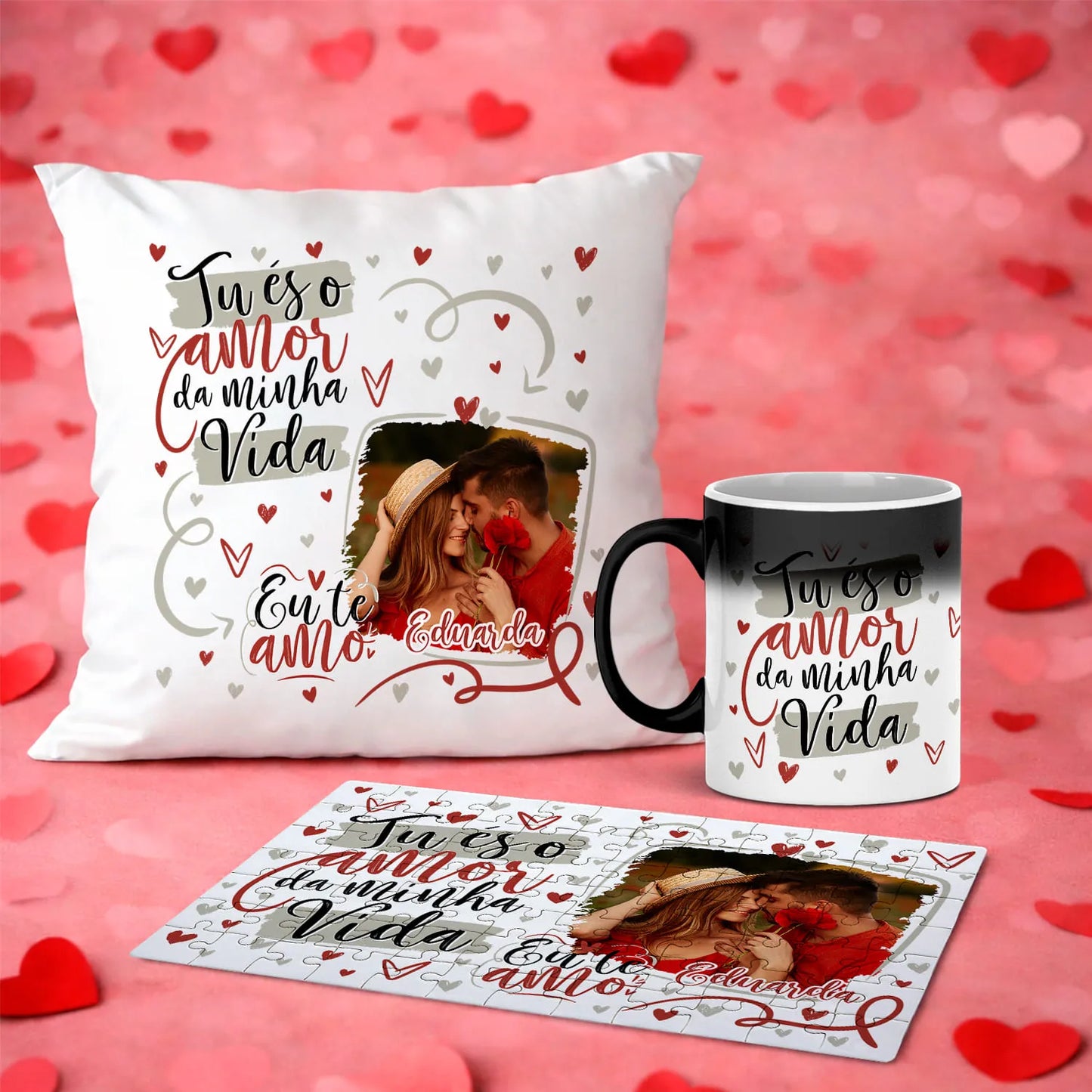 Conjunto Dia dos Namorados personalizado com nome(s) e fotografia e composto por almofada, puzzle e caneca mágica.