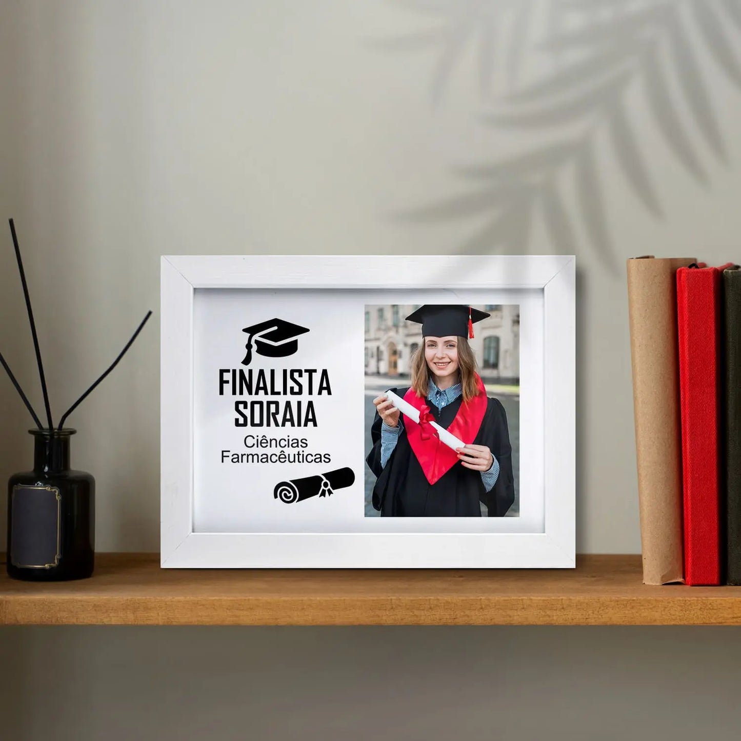 Moldura personalizada para finalista com nome, curso ou ano escolar e fotografia — 9.º e 12.º anos ou universidade.