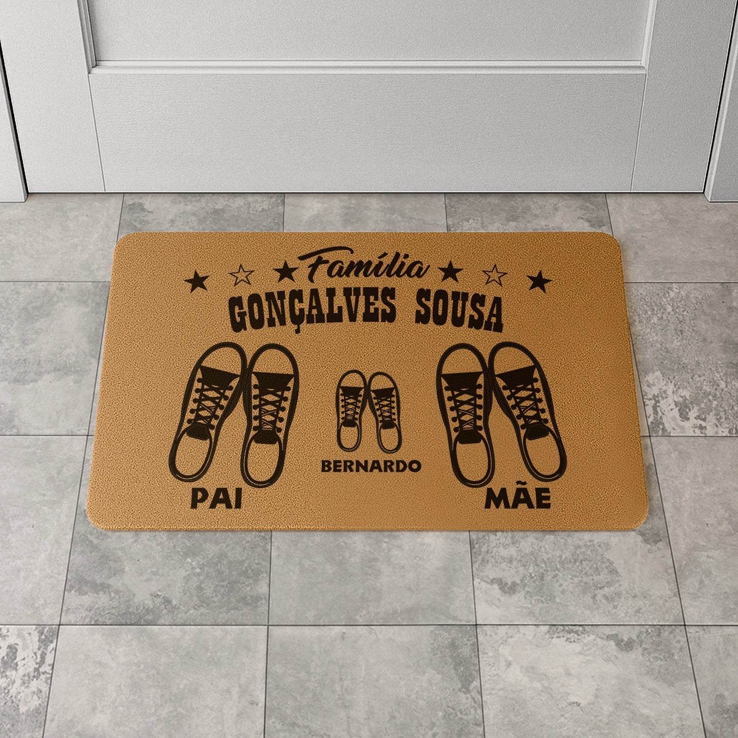 Tapete de entrada personalizado com apelido(s) da família e nome(s). Superfície de fibra sintética. Base de borracha preta antiderrapante. 40x60 cm.