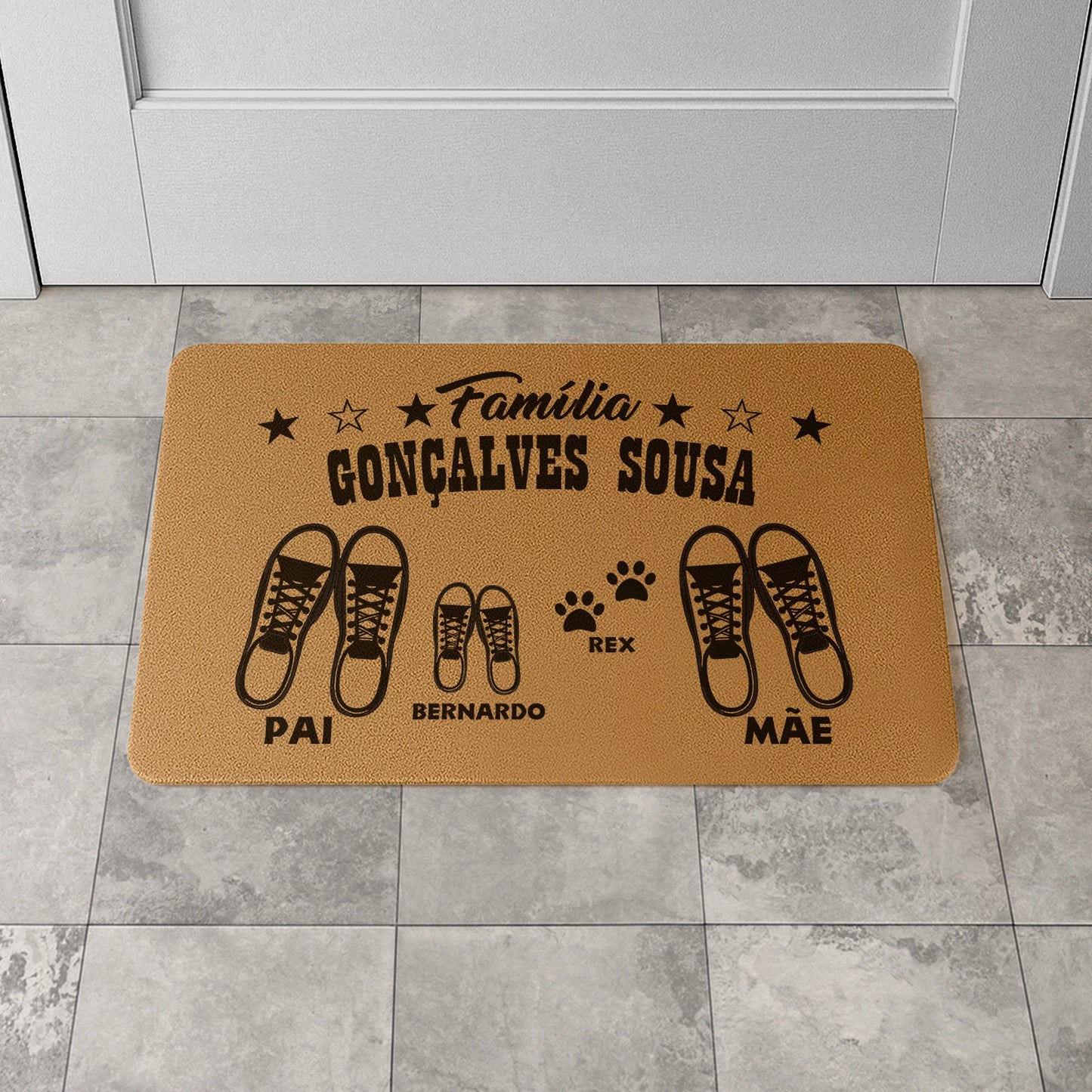 Tapete de entrada personalizado com apelido(s) da família e nome(s). Superfície de fibra sintética. Base de borracha preta antiderrapante. 40x60 cm.