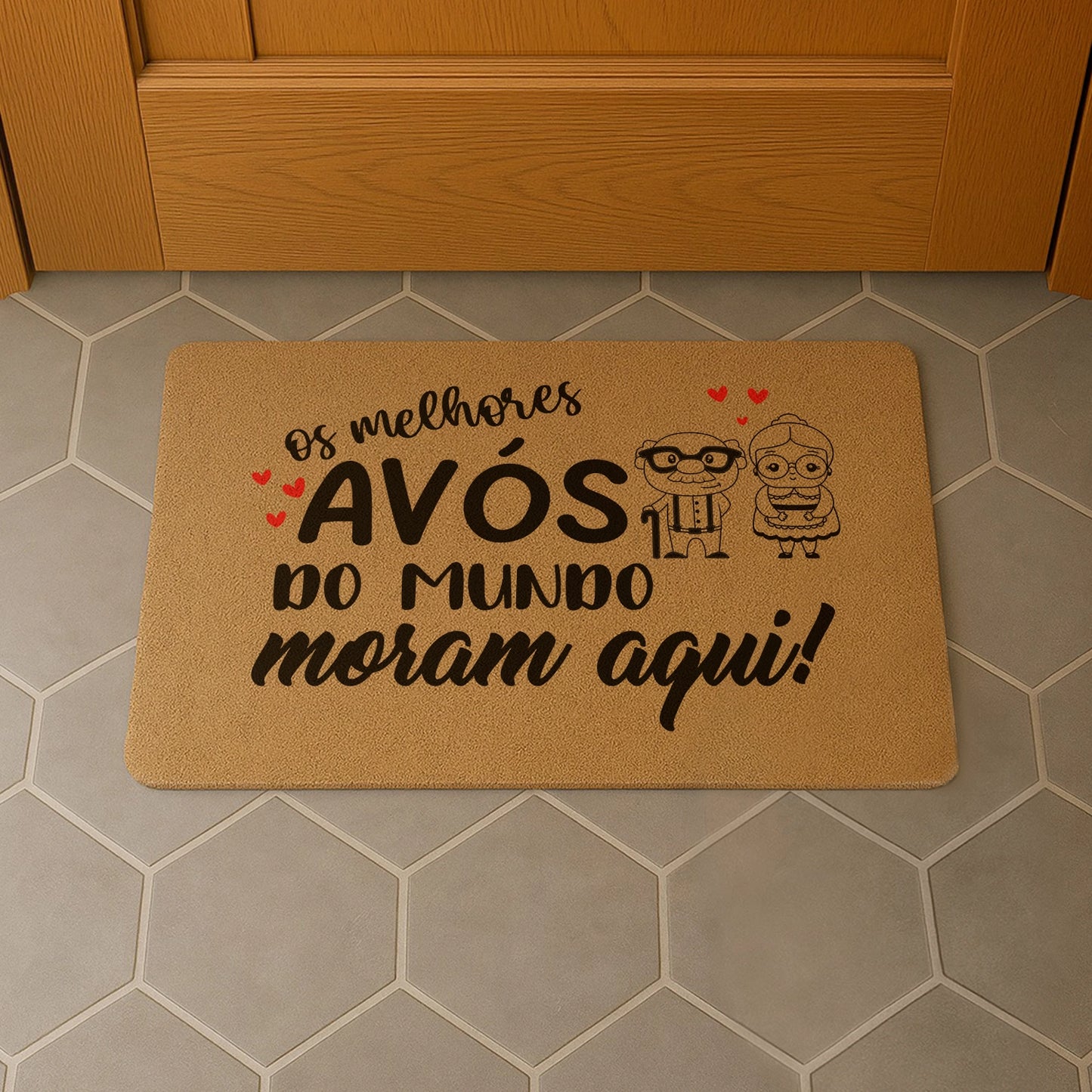 Tapete de entrada personalizado com grau de parentesco. Superfície de fibra sintética. Base de borracha preta antiderrapante. 40x60 cm.