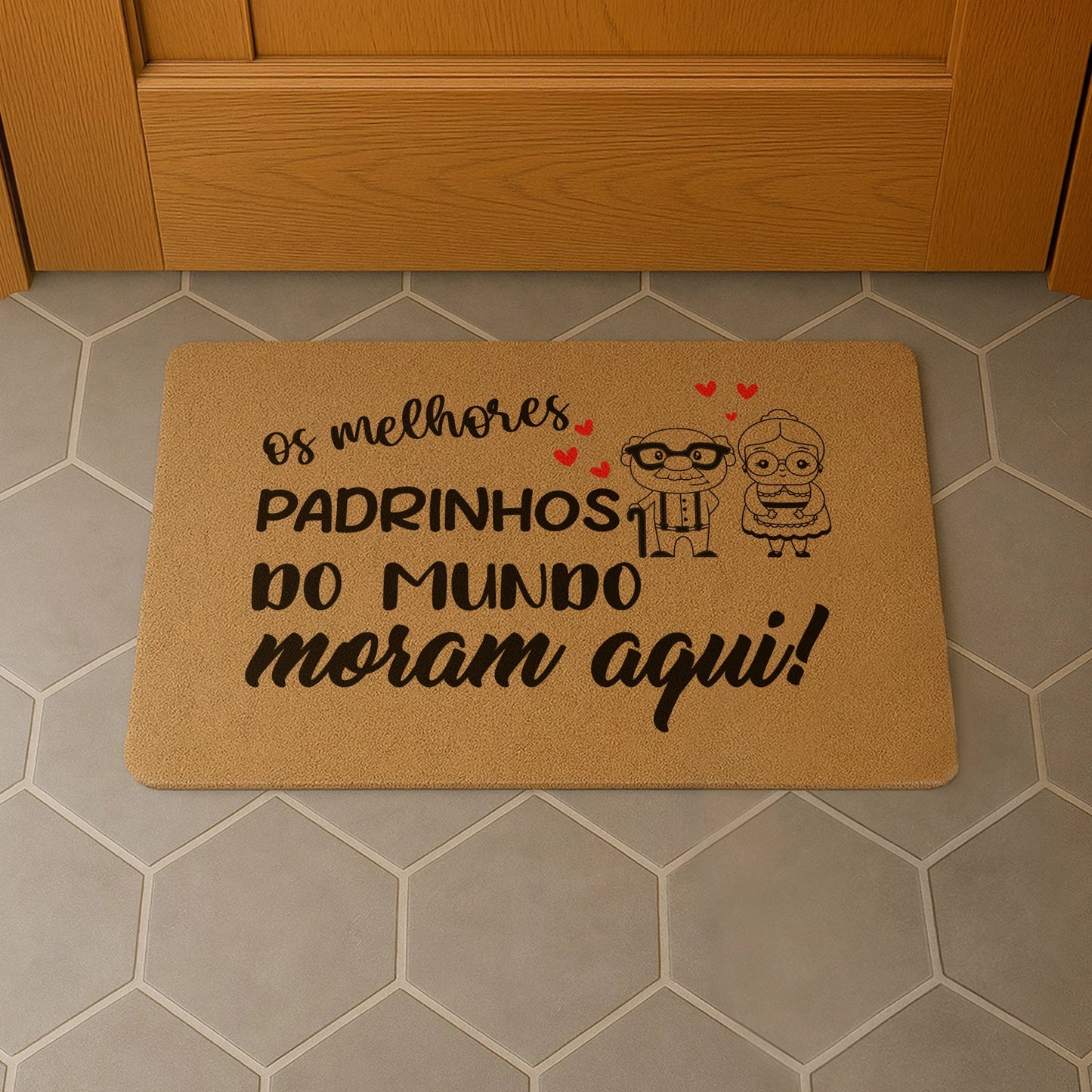 Tapete de entrada personalizado com grau de parentesco. Superfície de fibra sintética. Base de borracha preta antiderrapante. 40x60 cm.