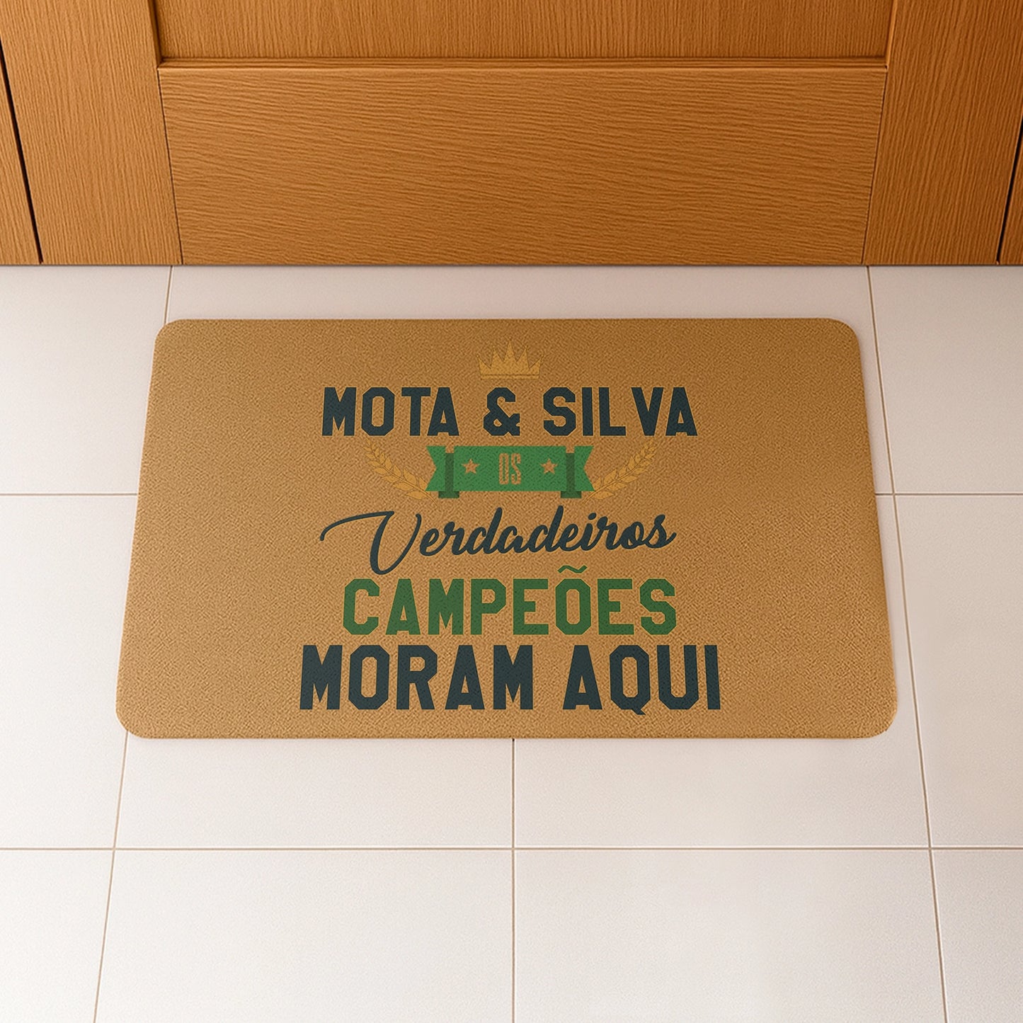 Tapete de entrada personalizado com apelido(s) da família. Superfície de fibra sintética. Base de borracha preta antiderrapante. 40x60 cm.