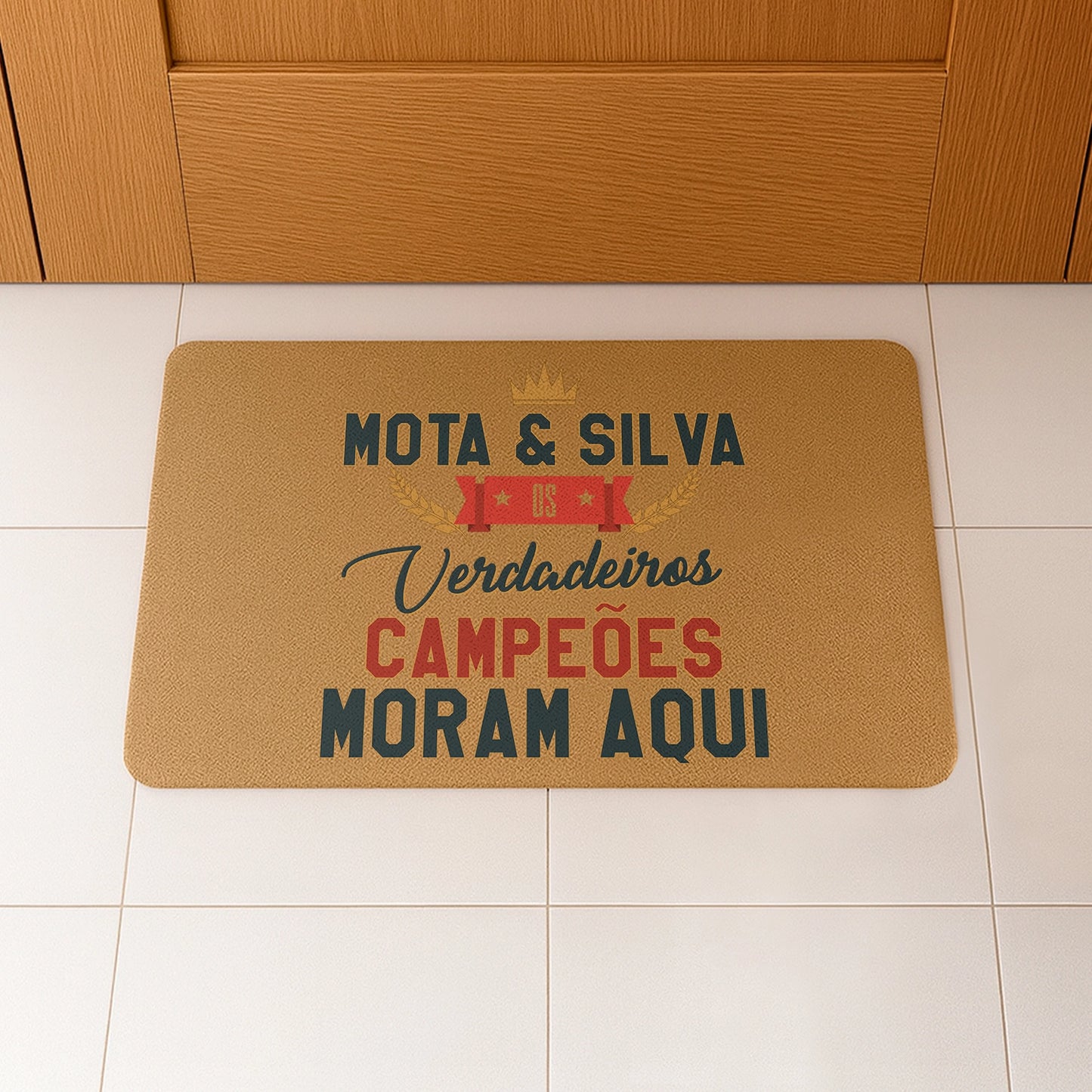 Tapete de entrada personalizado com apelido(s) da família. Superfície de fibra sintética. Base de borracha preta antiderrapante. 40x60 cm.