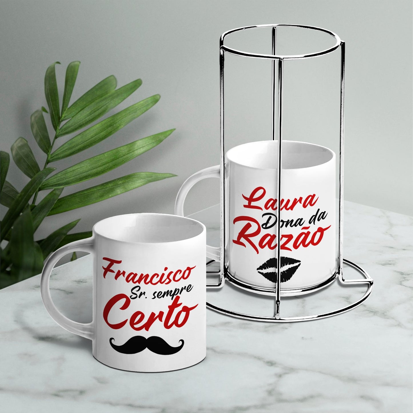 Conjunto 2 canecas com suporte "Dona da razão vs. Sr. sempre certo"