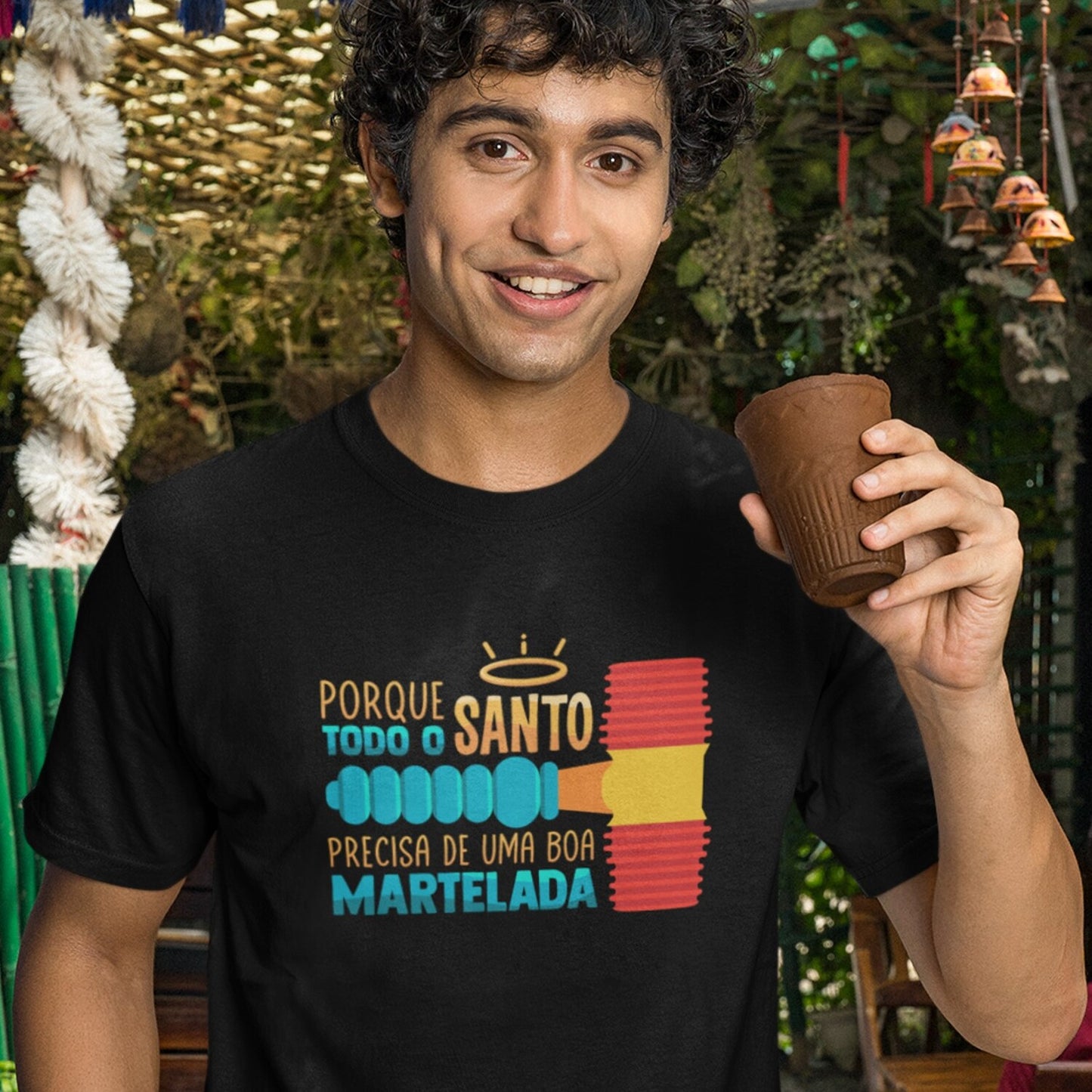 T-shirt "Porque todo o santo precisa de uma boa martelada"