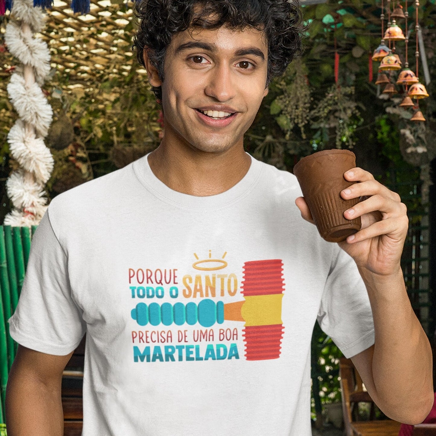 T-shirt "Porque todo o santo precisa de uma boa martelada"