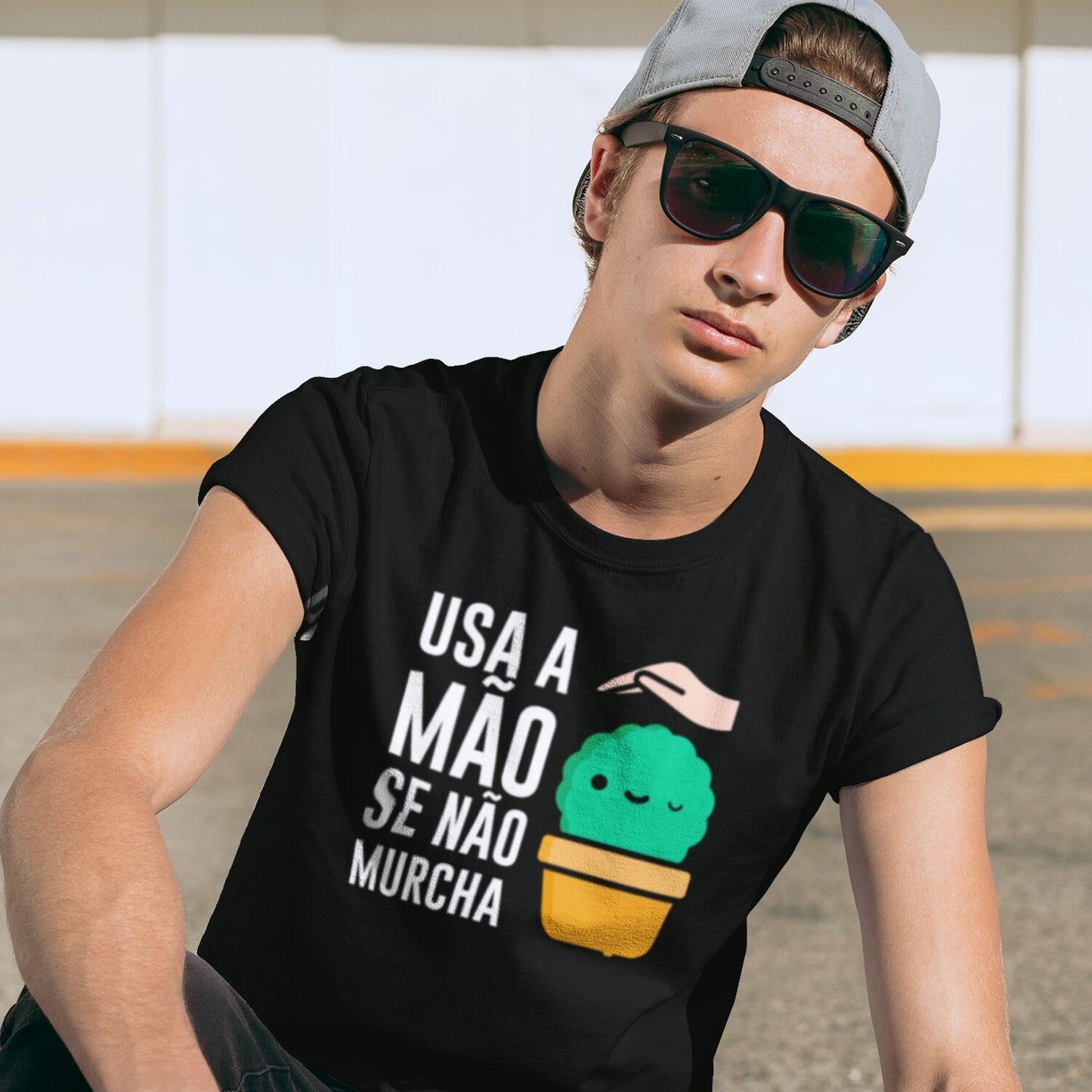 T-shirt "Usa a mão se não murcha"