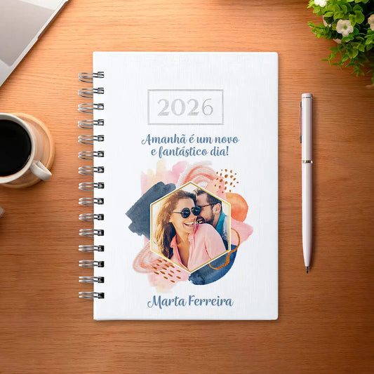 Agenda diária 2026 de argolas personalizada com frase, fotografia e nome. Capa PU acolchoado, formato A5.