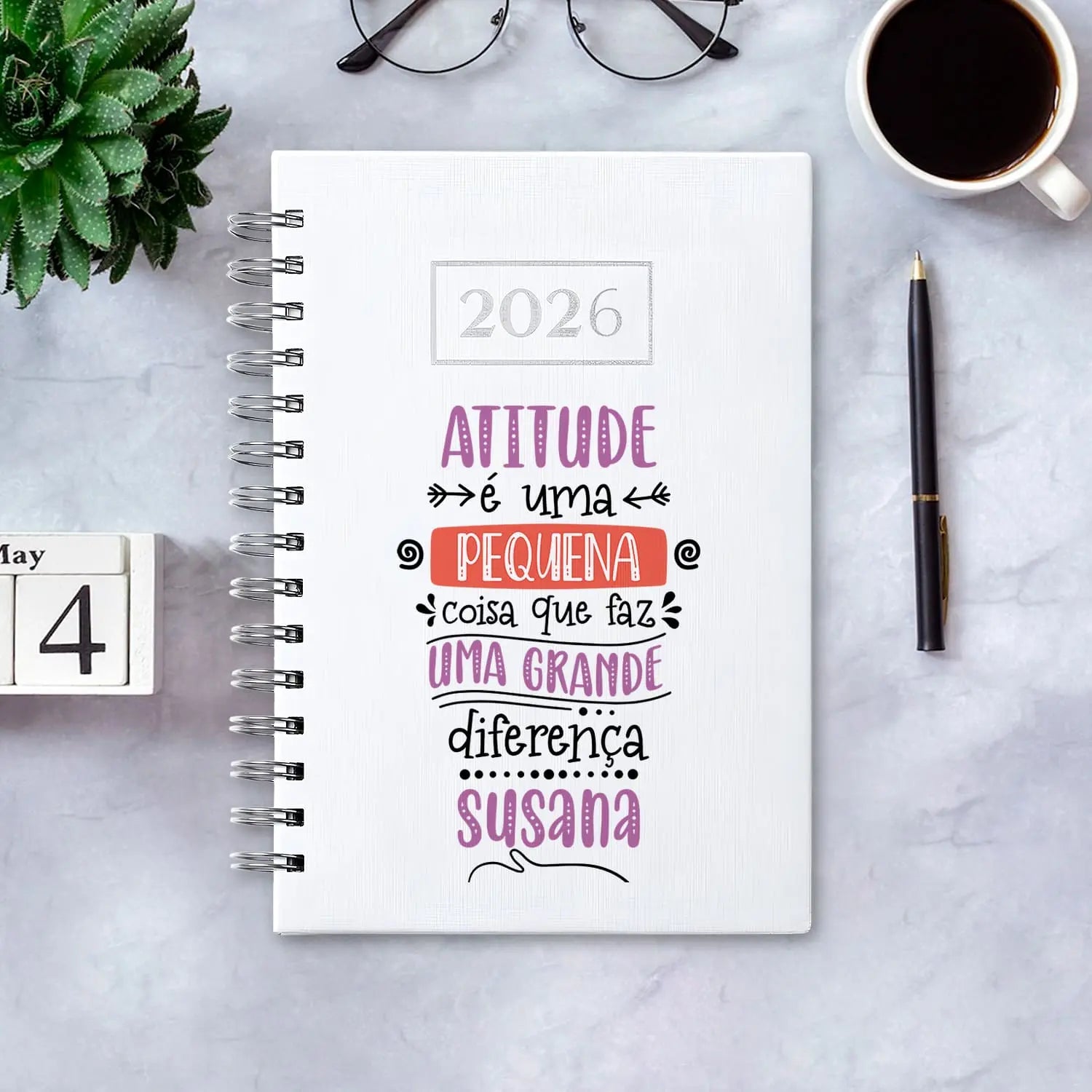 Agenda diária 2026 de argolas personalizada com nome. Capa PU acolchoado, formato A5.