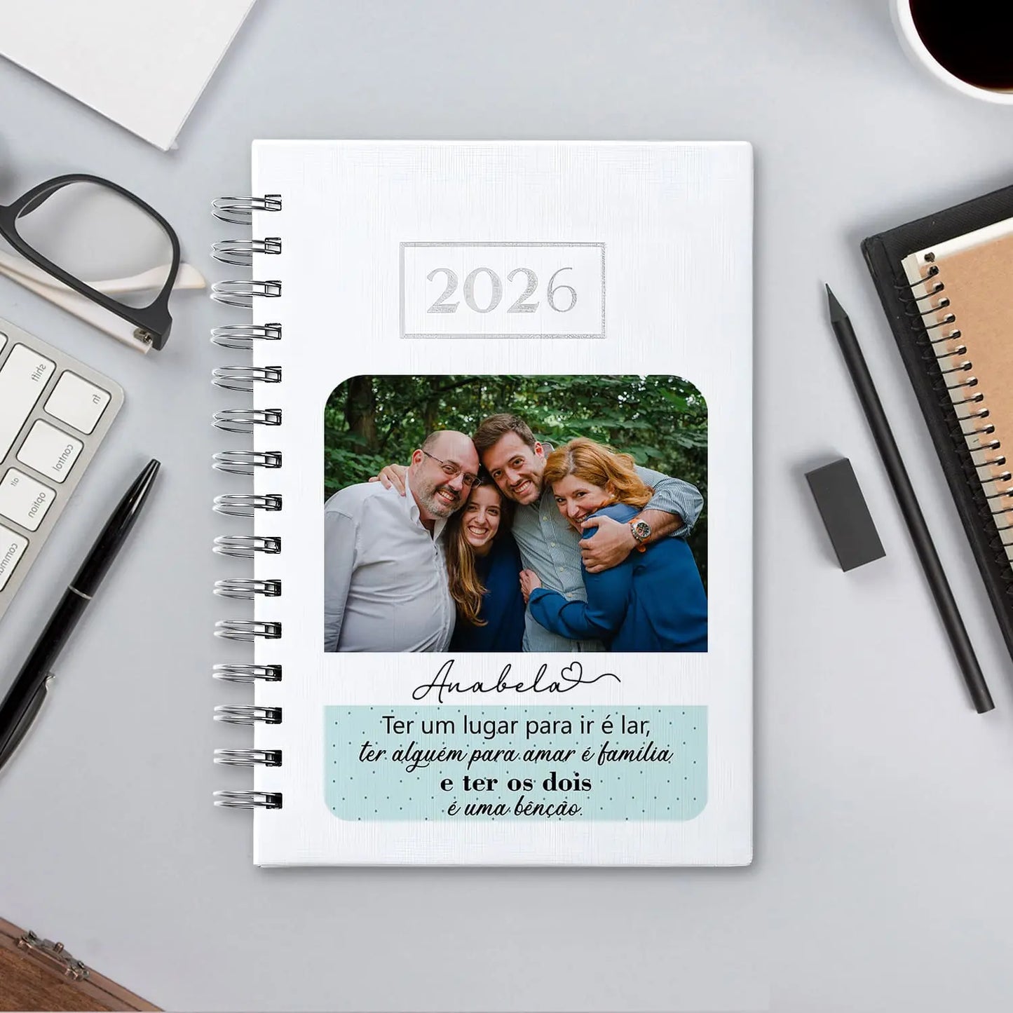 Agenda diária 2026 de argolas personalizada com fotografia, nome e frase. Capa PU acolchoado, formato A5.