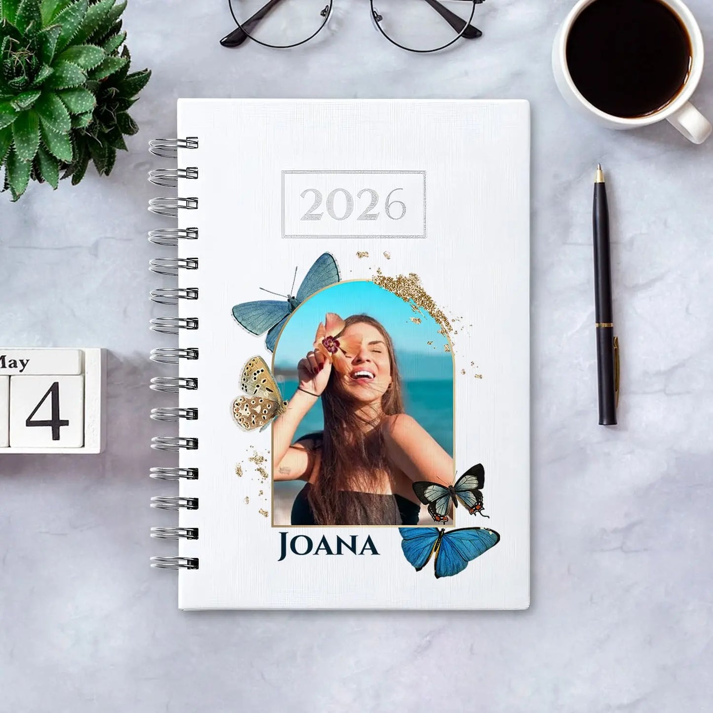 Agenda diária 2026 de argolas personalizada com fotografia e nome. Capa PU acolchoado, formato A5.