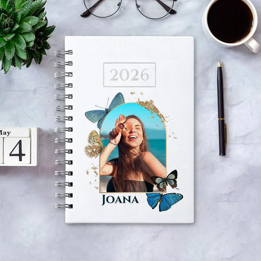 Agenda diária 2026 de argolas personalizada com fotografia e nome. Capa PU acolchoado, formato A5.