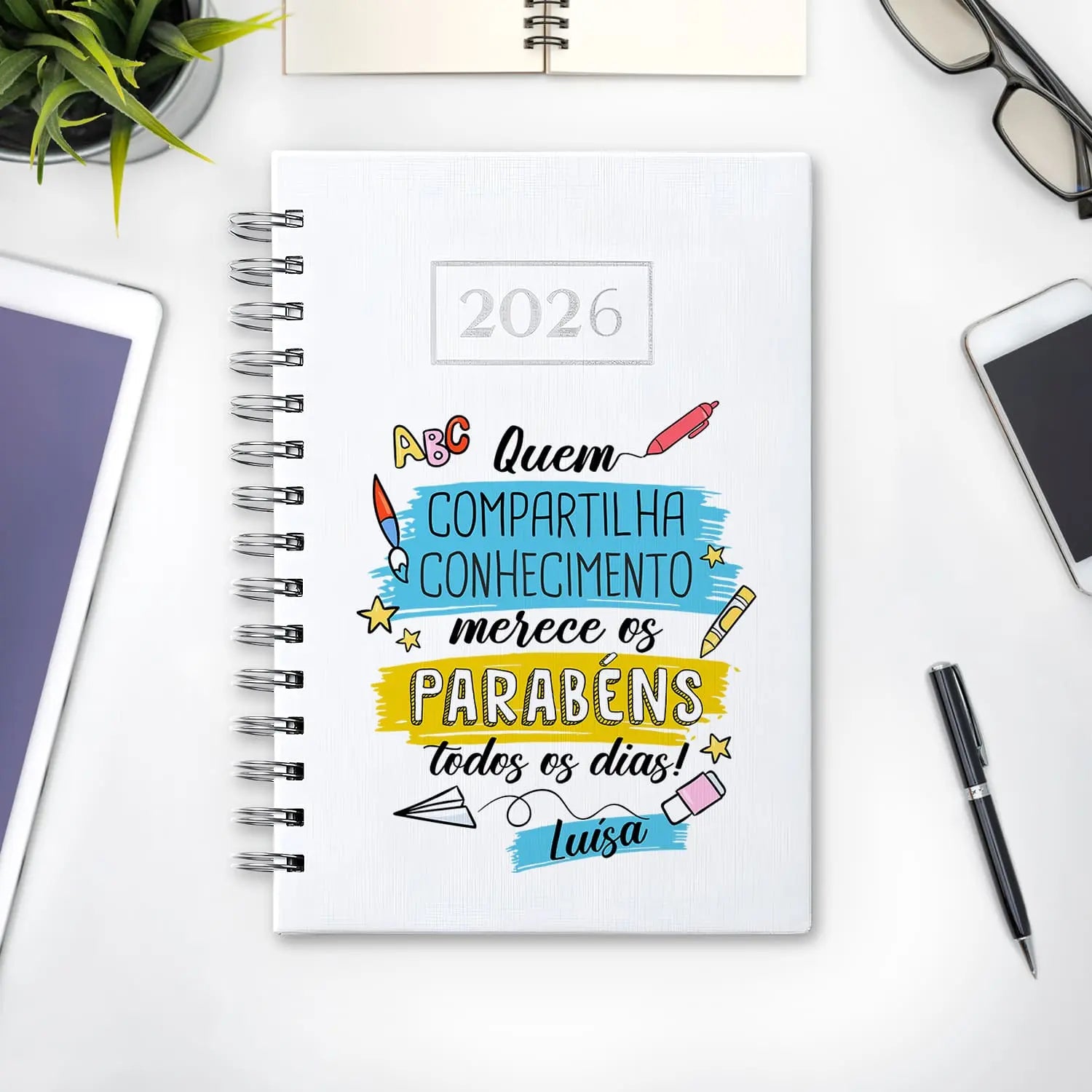 Agenda diária 2026 de argolas personalizada com nome. Capa PU acolchoado, formato A5.
