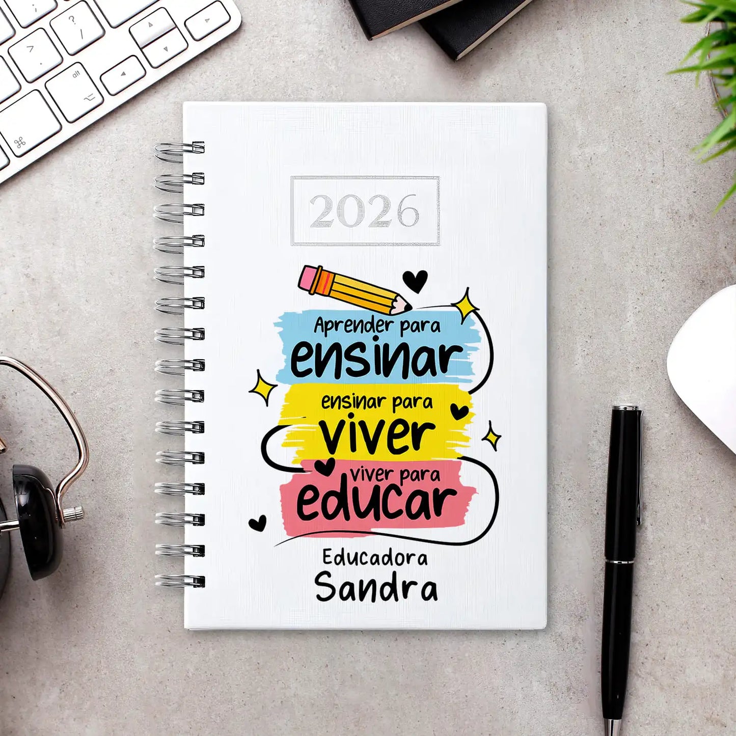 Agenda diária 2026 de argolas personalizada com profissão e nome. Capa PU acolchoado, formato A5.