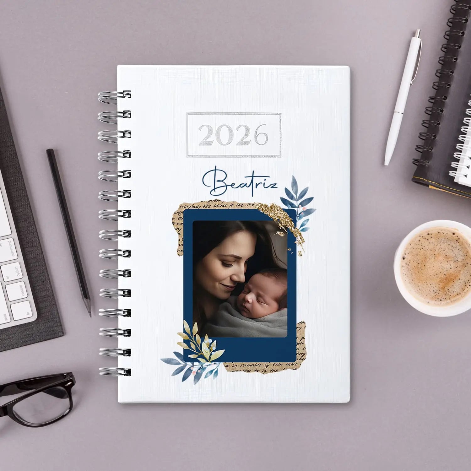 Agenda diária 2026 de argolas personalizada com nome e fotografia. Capa PU acolchoado, formato A5.